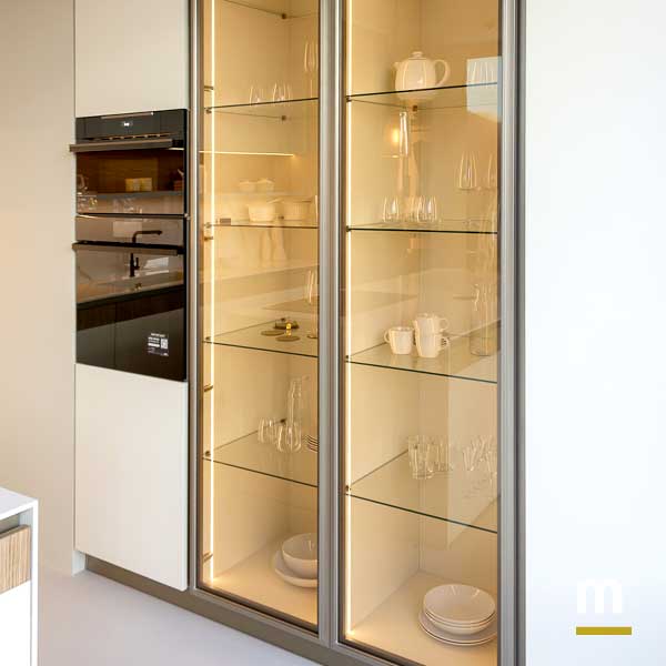 Dispensa con ante vetro