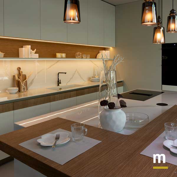 Cucina con doppia illuminazione a led