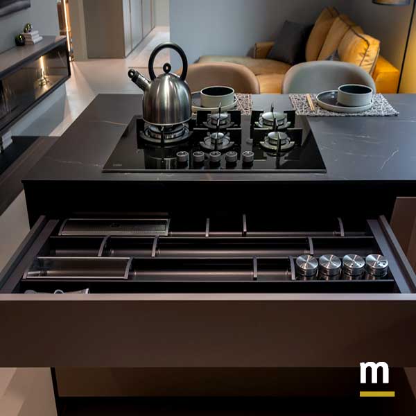 Cassetto attrezzato sotto piano cottura