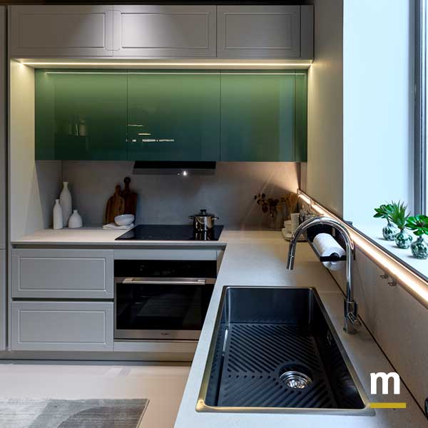 Pannella attrezzata con profilo accessoriabile e led