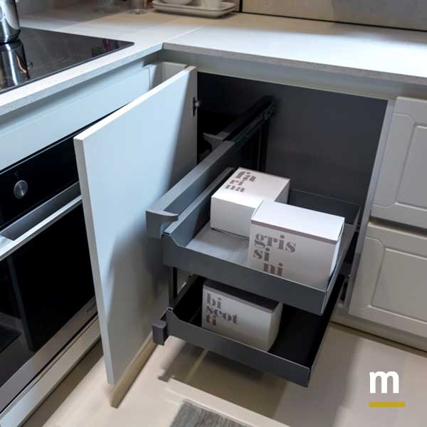 Angolo attrezzato con cestoni estraibili