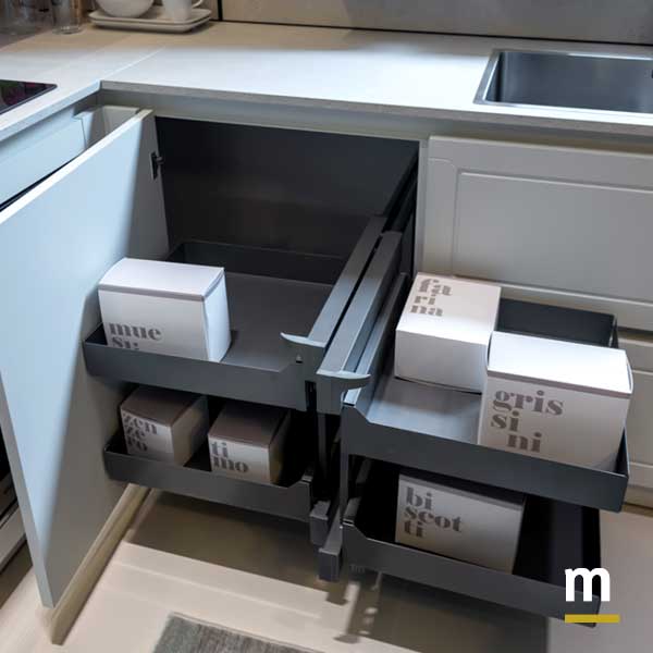 Angolo attrezzato con cestoni estraibili