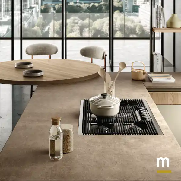 Piano di cottura con vista su tavolo Piano di cottura con vista su tavolo